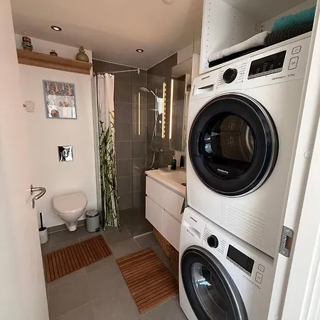 Modern Stylish Near Centre With Parking *