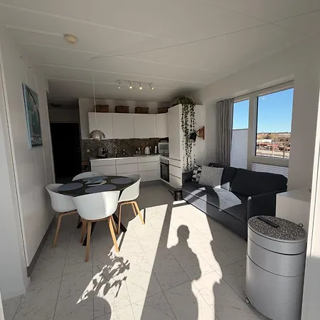 Modern Stylish Near Centre With Parking דירה *