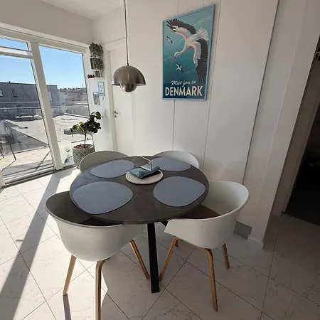 Modern Stylish Near Centre With Parking *