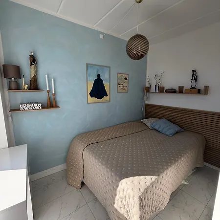 Modern Stylish Near Centre With Parking Leilighet